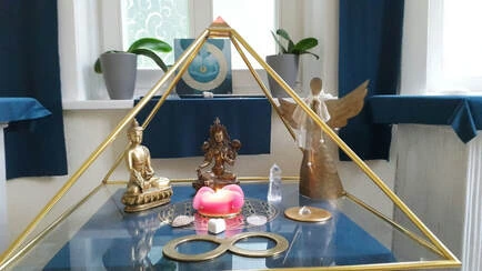 Licht-Kristall-Pyramide für energetische OP-Begleitung